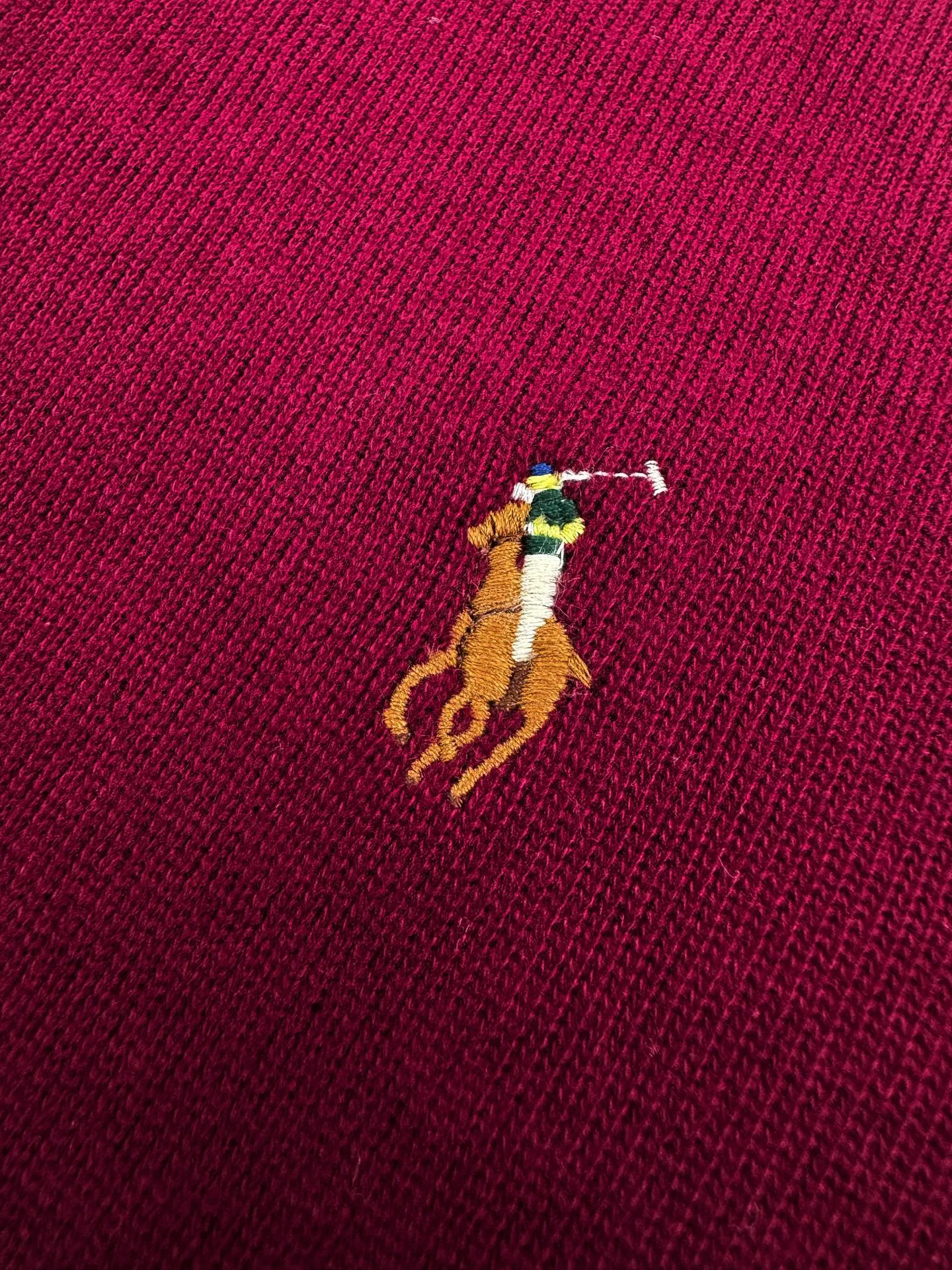 P330 Ralph Lauren gold embroidered turtleneck sweatshirt. Customized elegant fine cotton velvet material. Soft and silky, comfortable and skin-friendly. It is based on low-saturated brown-red and incorporates a hint of purple mystery. The exquisite colorful pony logo jumps into burgundy. It has its own focus and is highly recognizable. Simple and smooth lines outline the overall outline. The design of the half-zipper is sublimated. The leather tab of the zipper head is distressed and retains slight raw edges. It hides unintentional beauty in the name of design. Create a new fashionable realm for sweatshirts. Process 1: Adopt imported machine embroidery technology. Use advanced computer control systems and precision mechanical components to realize pony mark embroidery operations with high precision and smooth and delicate lines. Process 2: The fabrics are washed and have a better hand feel. Not easy to deform, not easy to shrink, not easy to fade, and maintain long-term beauty. Accessories: Customized 1:1 Ralph Lauren zipper. Customized 1:1 Ralph Lauren trademark. Version: Fitted version. Size: S M L XL model number: BB759